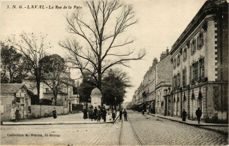 Carte postale ancienne Laval-La Rue de la Paix à Laval