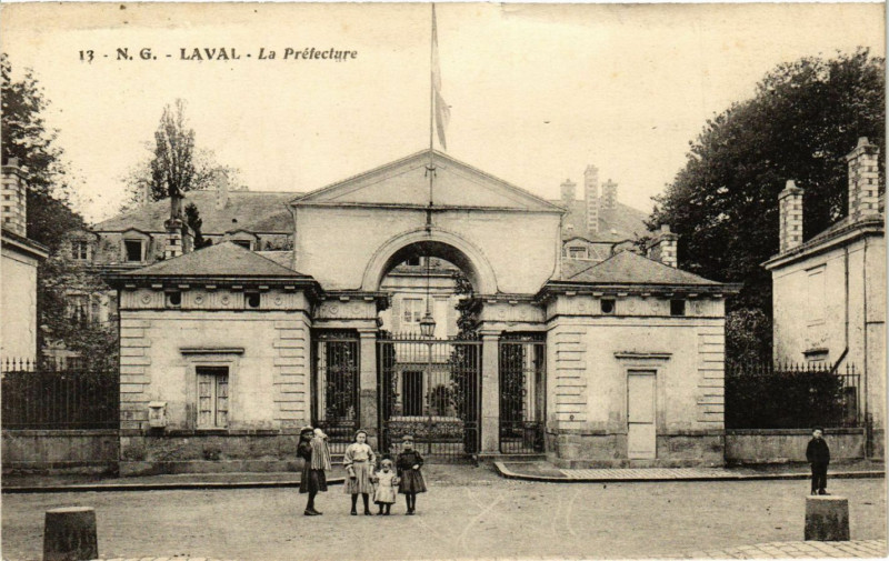Carte postale ancienne Laval-La Préfecture à Laval