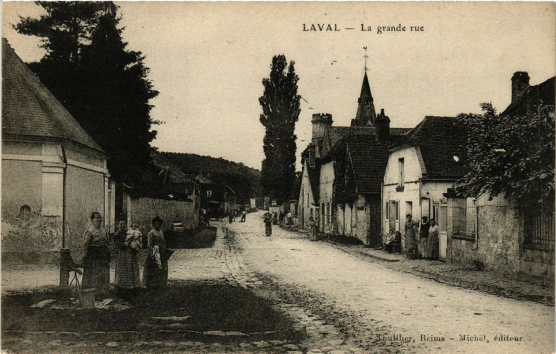 Carte postale ancienne Laval-La grande rue à Laval