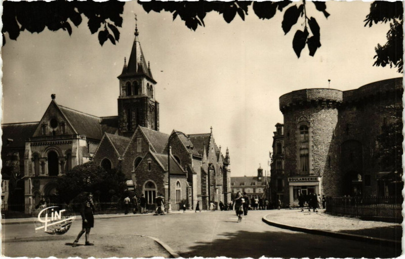 Carte postale ancienne Laval-La Cathédrale et La Porte Beucheresse à Laval