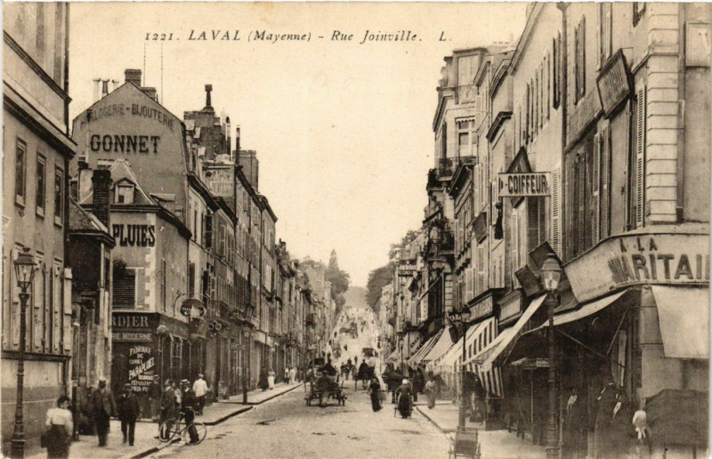 Carte postale ancienne Laval, Mayenne-Rue Joinville à Laval