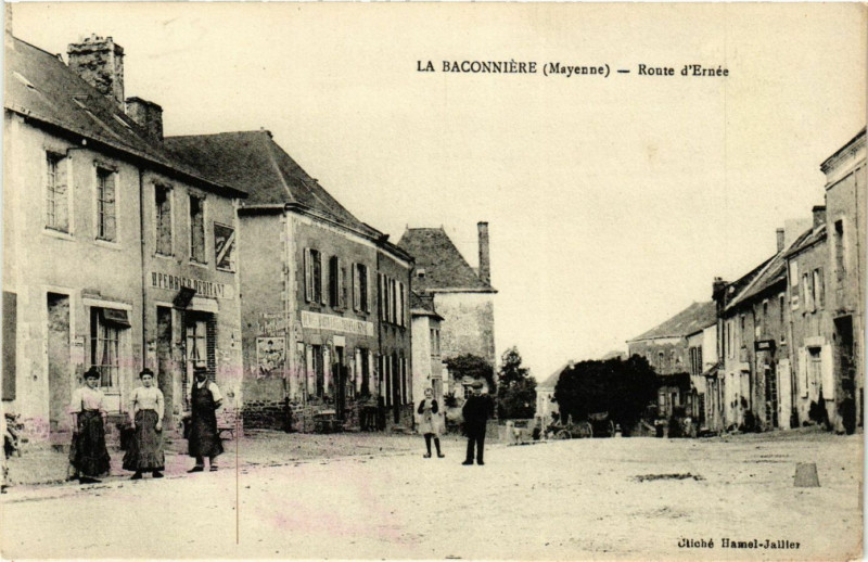 Carte postale ancienne La Baconniére-Route d'Ernée à La Baconnière