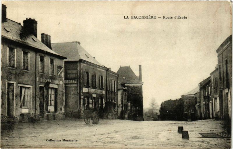 Carte postale ancienne La Baconniére-Route d'Ernée à La Baconnière