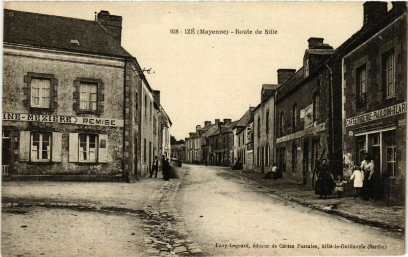Carte postale ancienne Izé, Mayenne-Route de Sillé à Izé