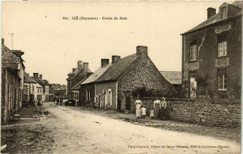 Carte postale ancienne Izé, Mayenne-Route de Bais à Bais