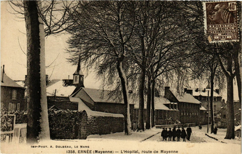 Carte postale ancienne Ernée, Mayenne-L'Hopital, route de Mayenne à Mayenne