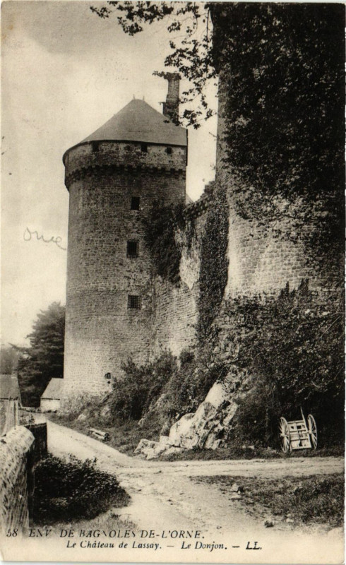 Carte postale ancienne Env.de Bagnoles de l'Orne, Le Chateau de Lassay-Le Donjon