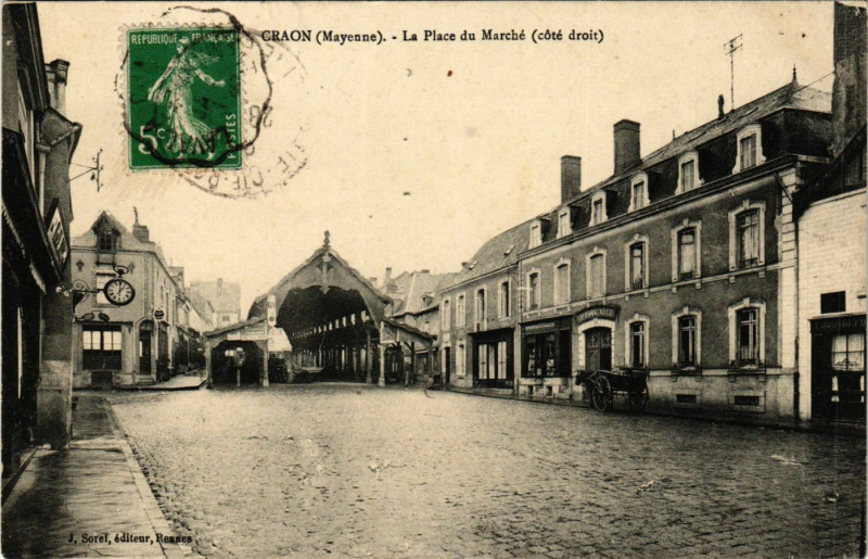 Carte postale ancienne La Place du Marché (côté droit) à Craon