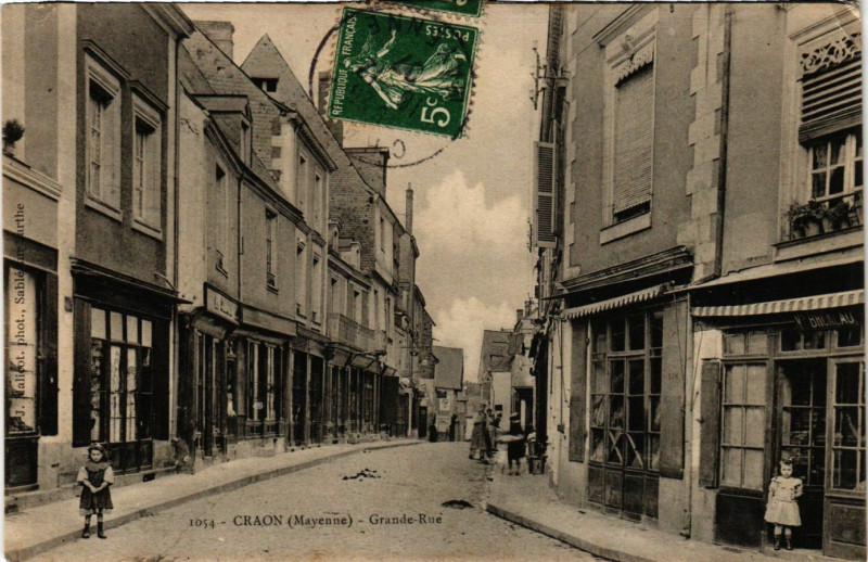 Carte postale ancienne Grande-Rue à Craon