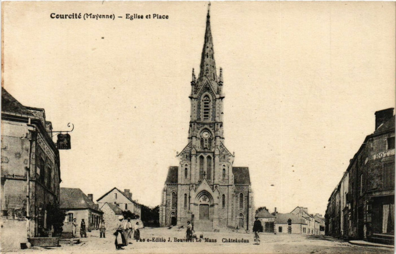 Carte postale ancienne Courcité, Mayenne-Eglise et Place à Placé
