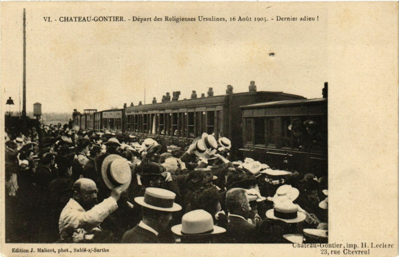 Carte postale ancienne Chateau-Gontier, Départ des Religieuses Ursulines