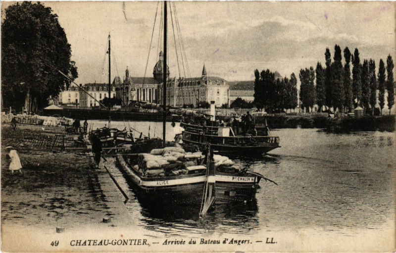 Carte postale ancienne Chateau Gontier-Arrivée du Bateau d'Angers