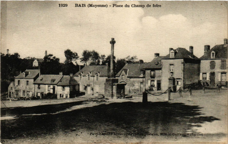 Carte postale ancienne Bais-Mayenne, Place du champ de foire à Placé