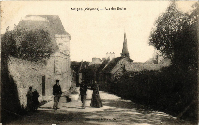 Carte postale ancienne Vaiges - RRue des Ecoles à Vaiges
