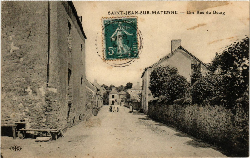 Carte postale ancienne Saint-Jean sur Mayenne - Une rue du Bourg à Saint-Jean-sur-Mayenne