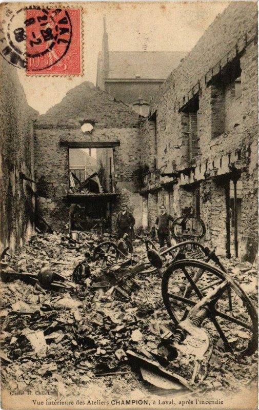 Carte postale ancienne Laval - Vue interieure des Ateliers Champion à Laval