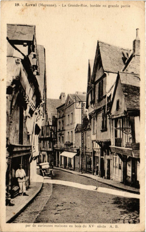 Carte postale ancienne Laval - La Grande rue à Laval