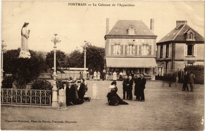Carte postale ancienne Pontmain - La Colonne de l'Apparition à Pontmain
