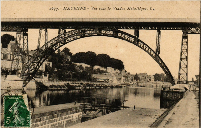 Carte postale ancienne Mayenne - Vue sous le Viaduc Metallique à Mayenne