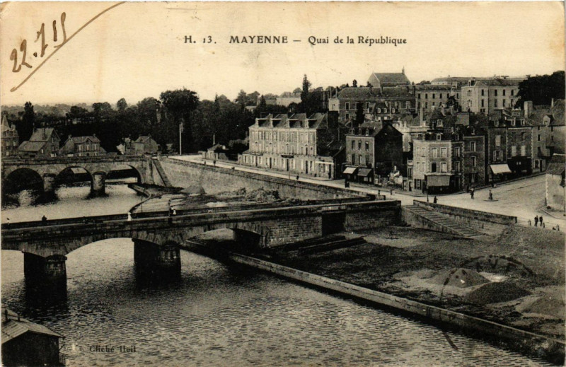 Carte postale ancienne Mayenne - Quai de la Republique à Mayenne