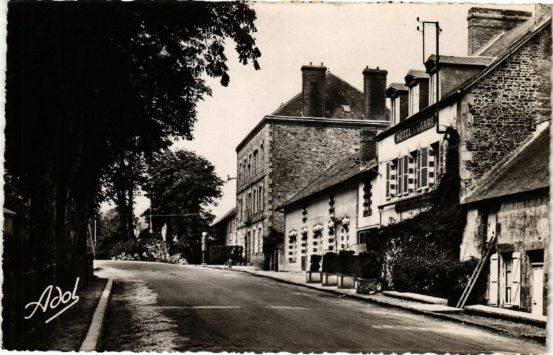 Carte postale ancienne Mayenne - Pre en Pail Route de Mayenne à Mayenne