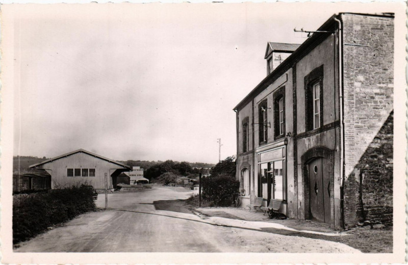 Carte postale ancienne Pre-en-Pail - Le Petit Vitesse et L'Hotel à Mayenne
