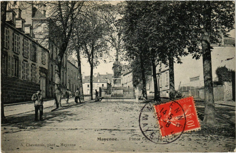 Carte postale ancienne Mayenne - Place Chavera à Mayenne