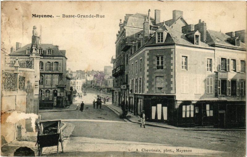 Carte postale ancienne Mayenne - Basse Grande Rue à Mayenne