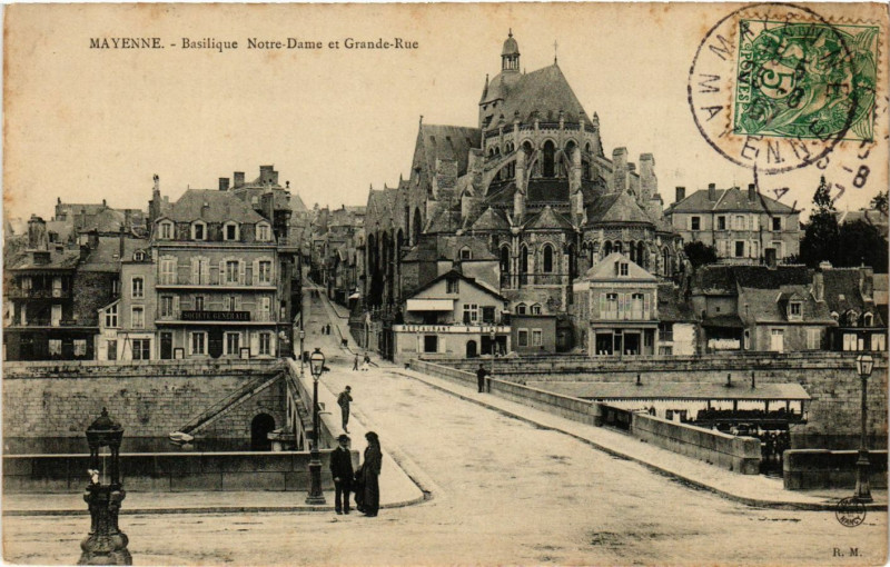 Carte postale ancienne Mayenne - Basilique Notre-Dame et Grande Rue à Mayenne