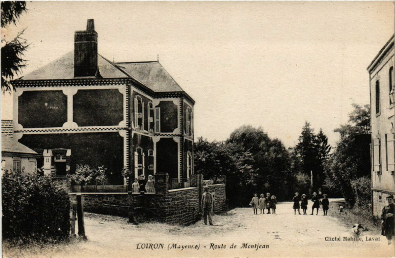 Carte postale ancienne Loiron - Route de Montjean à Montjean
