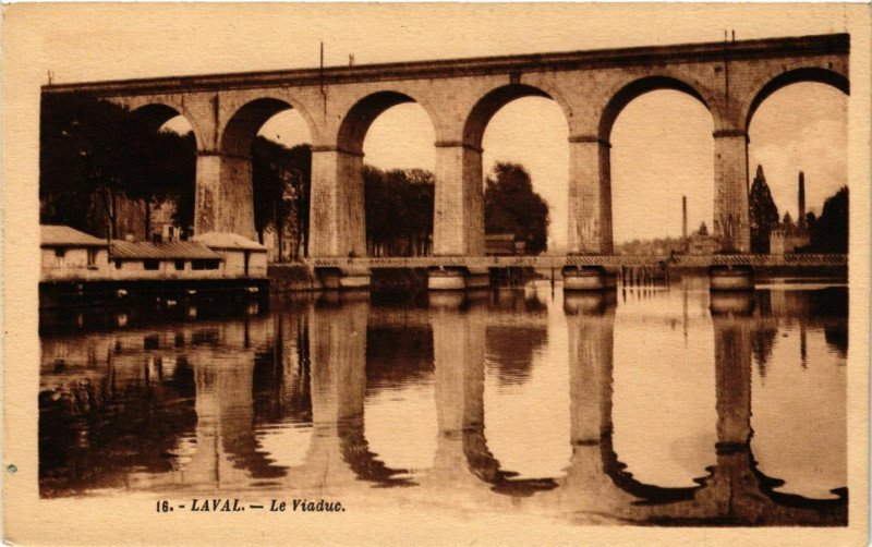 Carte postale ancienne Laval - Le Viaduc à Laval
