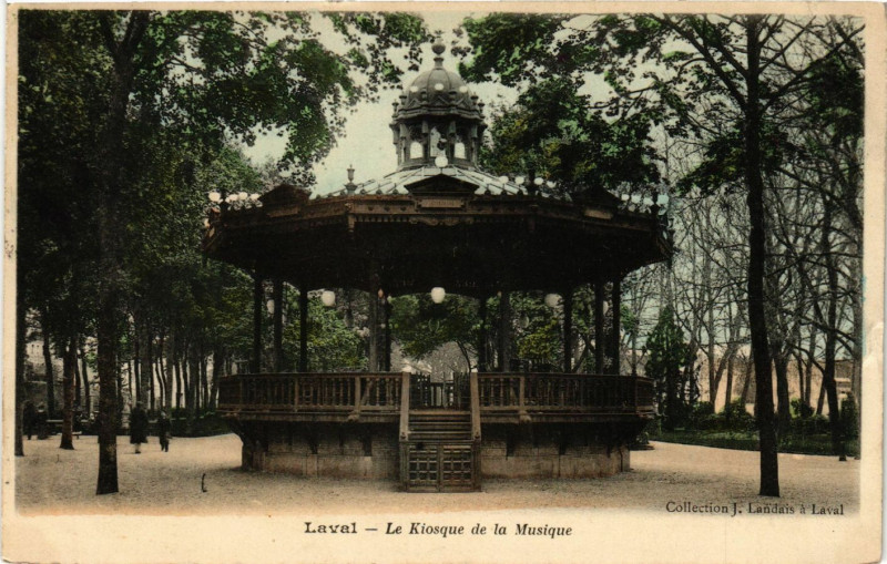 Carte postale ancienne Laval - Le Kiosque de la Musique à Laval