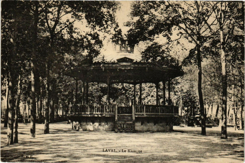 Carte postale ancienne Laval - Le Kiosque à Laval
