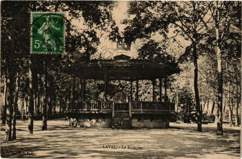Carte postale ancienne Laval - Le Kiosque à Laval
