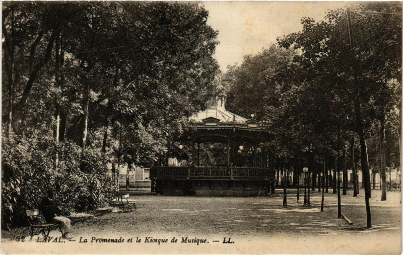 Carte postale ancienne Laval - La Promenade et le Kiosque de Musique à Laval