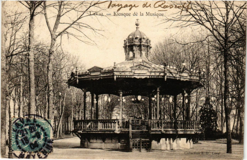 Carte postale ancienne Laval - Kiosque de la Musique à Laval
