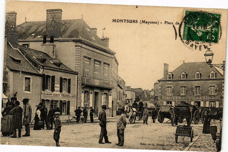 Carte postale ancienne Montsurs - Place à Montsûrs