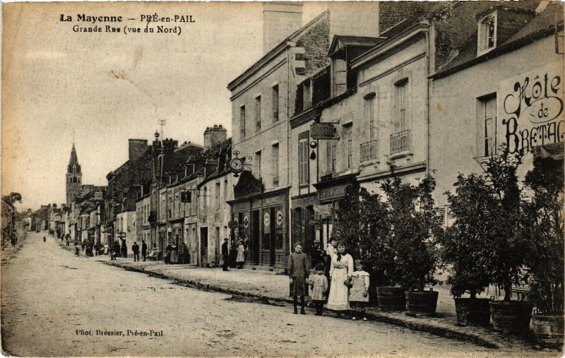 Carte postale ancienne Pré-en-Pail - Grande Rue