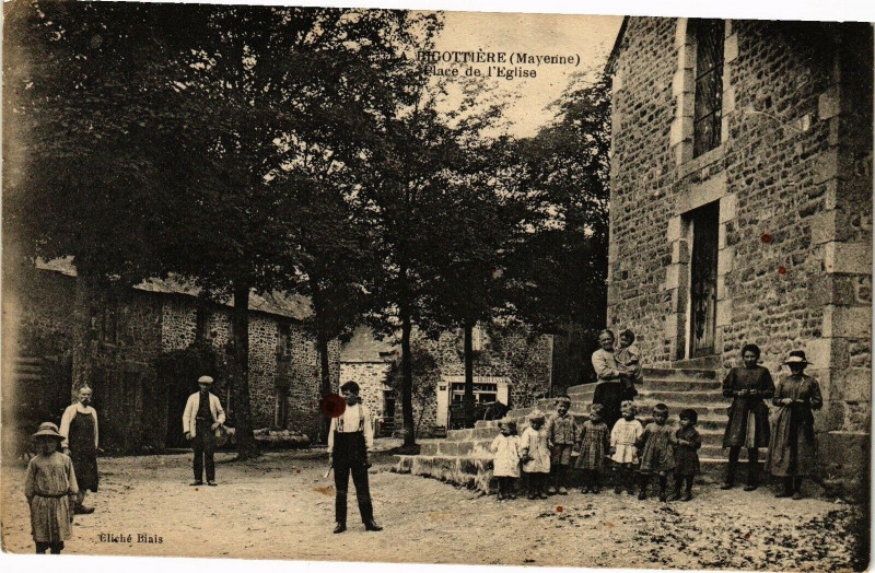 Carte postale ancienne Rigottiére - Place de l'Eglise à Placé