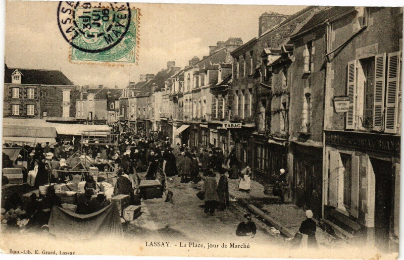 Carte postale ancienne Lassay - La Place, jour de Marché