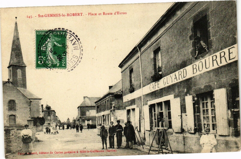 Carte postale ancienne Sainte-Gemmes-Le Robert - Place et Route d'Evron à Sainte-Gemmes-le-Robert