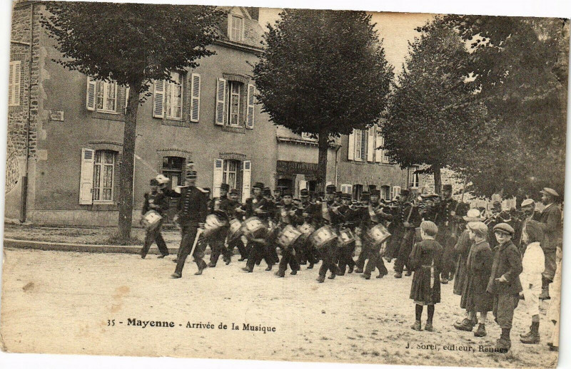 Carte postale ancienne Mayenne - Arrivée de la Musique à Mayenne