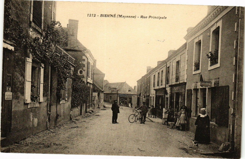 Carte postale ancienne Bierné - Rue Principale
