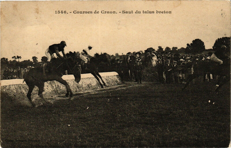 Carte postale ancienne Courses de Craon - Saut du talus breton à Craon