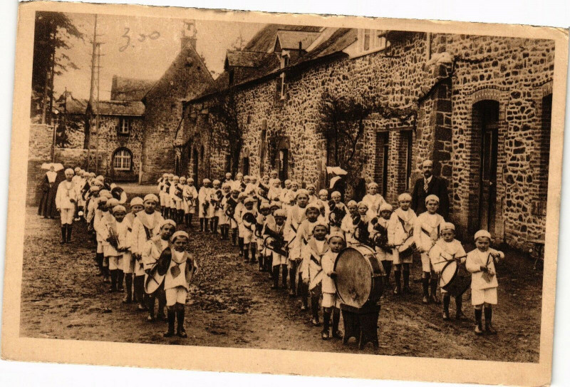 Carte postale ancienne Saint-Fraimbault de Priéres - Défilé de la Fanfare à Saint-Fraimbault-de-Prières
