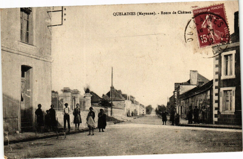 Carte postale ancienne Quelaines - Route de Chateu