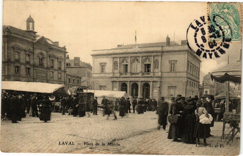 Carte postale ancienne Laval - Place de la Mairie à Laval