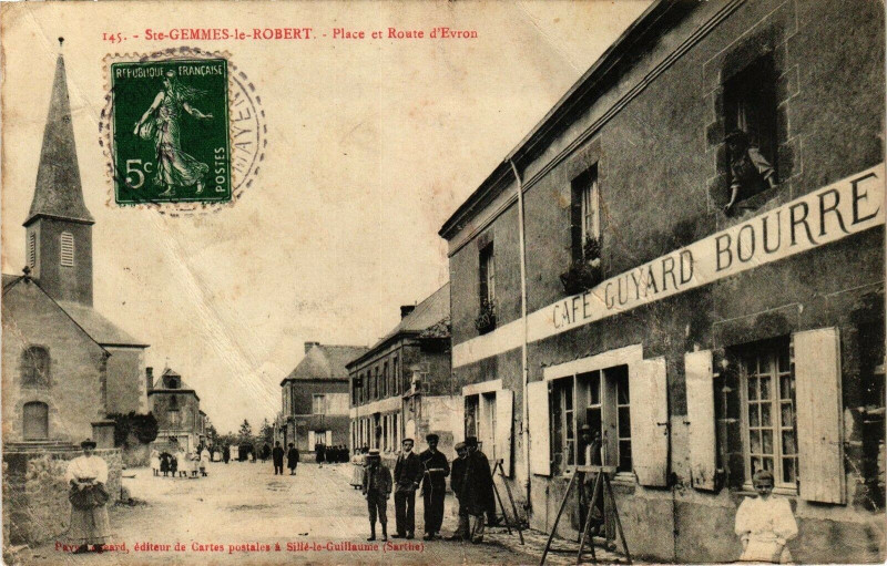 Carte postale ancienne Sainte-Gemmes-le-Robert - Place et Route d'Evron à Sainte-Gemmes-le-Robert