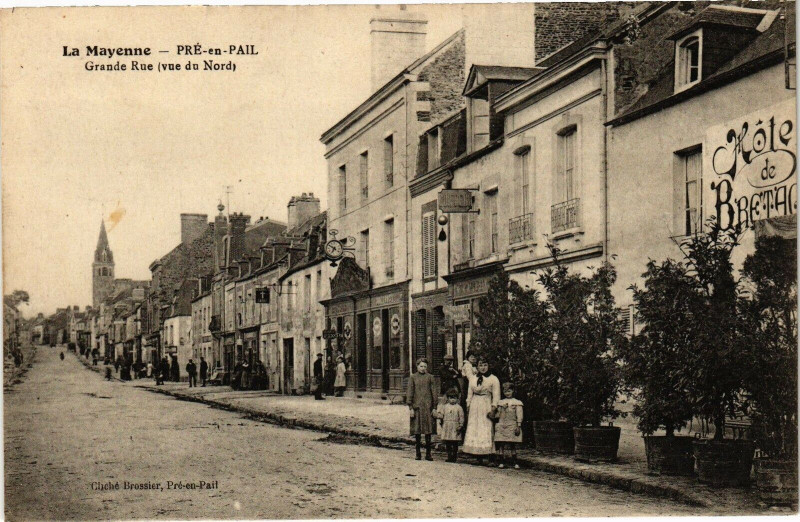 Carte postale ancienne Pré-en-Pail - Grande Rue