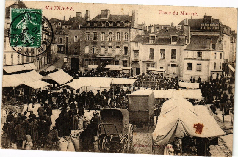 Carte postale ancienne Mayenne - Place du Marché à Mayenne